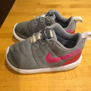 Nike roches, gray and pink 🤍💗